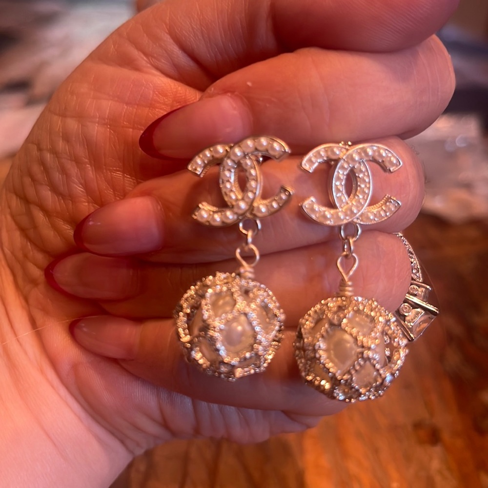 Gold and pearl dangling earrings. Gold plated material.